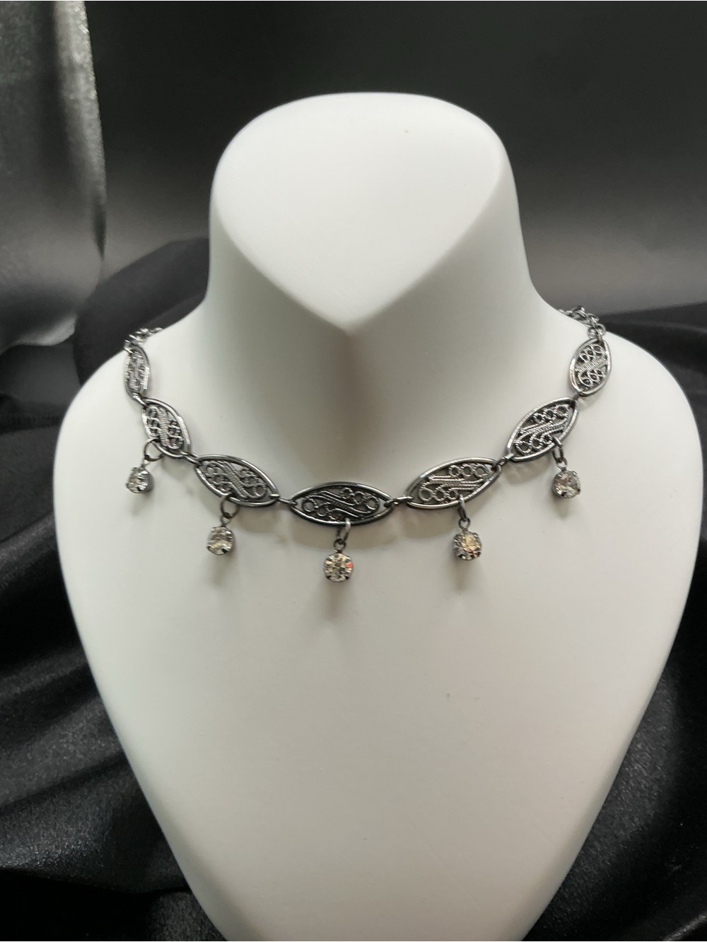 SHORT SMALL NEW YORK AND COMPANY GUNMETAL FILAGREE LINK NECKLACE